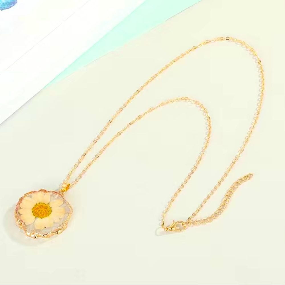 Cute bohemian daisy necklace